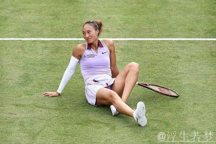 郑钦文首闯草地赛事四强 滑倒难挡前进脚步