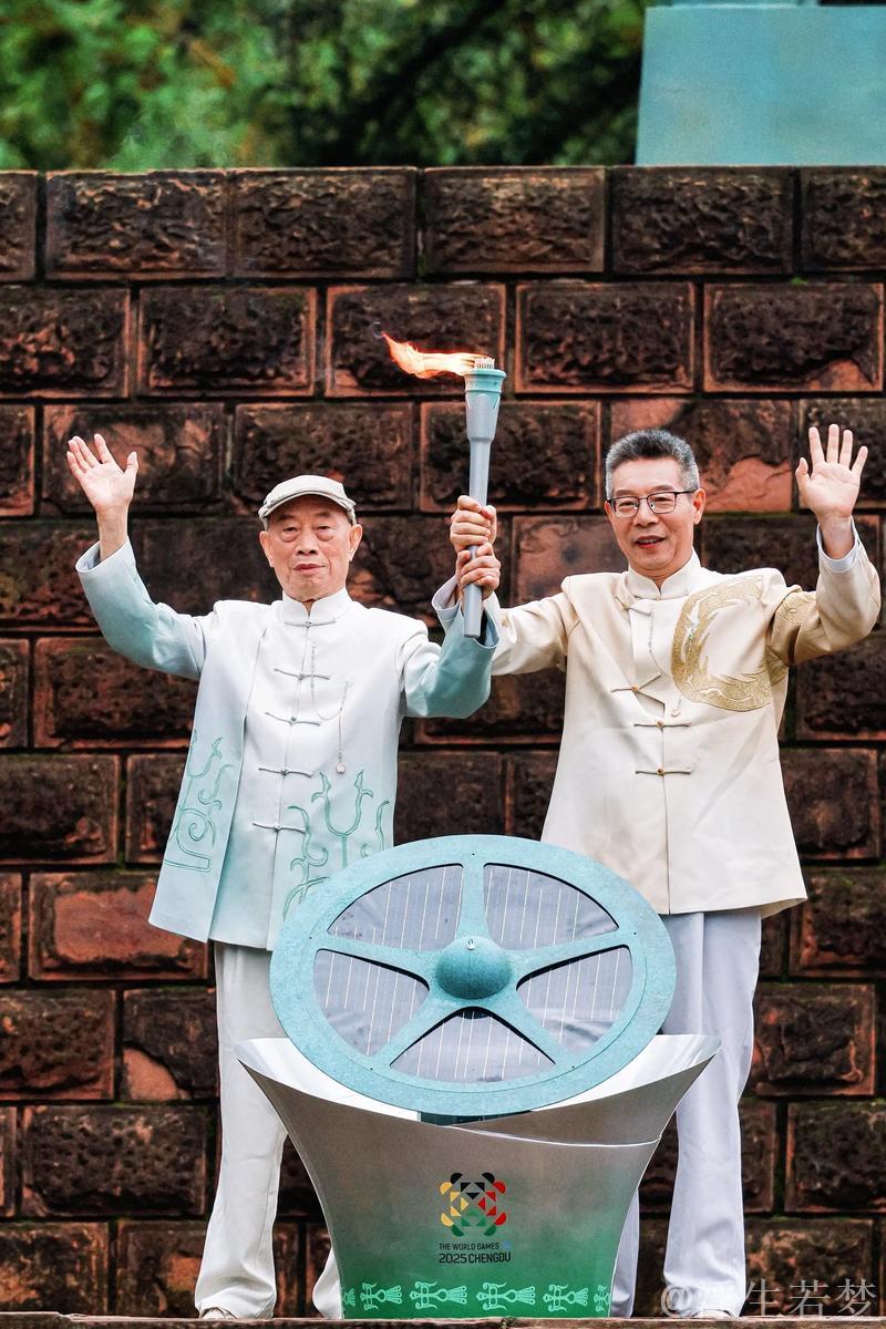 四川迎来2025年第12届世界运动会火炬传递 四川迎来2025年第12届世界运动会火炬传递